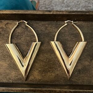 Fabulous goldtone V earrings